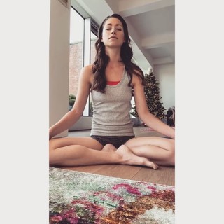 Tara Stiles feet photo thumbnail