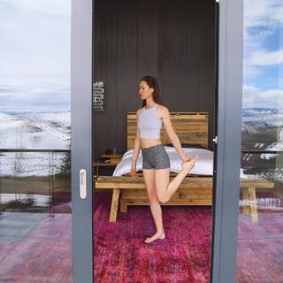 Tara Stiles feet photo thumbnail