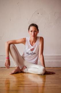 Tara Stiles feet photo thumbnail