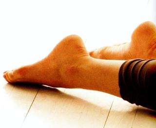 Tara Stiles feet photo thumbnail