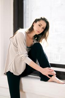 Tara Stiles feet photo thumbnail