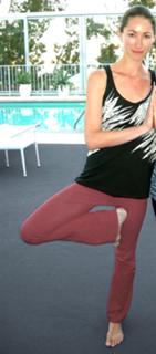Tara Stiles feet photo thumbnail