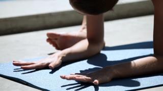 Tara Stiles feet photo thumbnail
