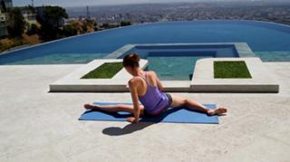 Tara Stiles feet photo thumbnail