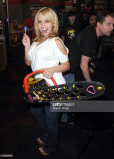 Tara Strong feet photo thumbnail
