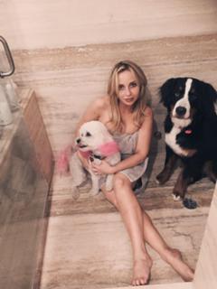 Tara Strong feet photo thumbnail