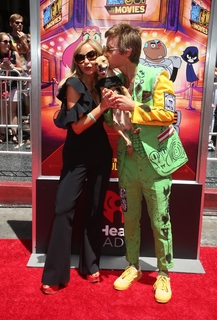 Tara Strong feet photo thumbnail