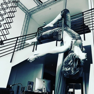 Tara Strong feet photo thumbnail