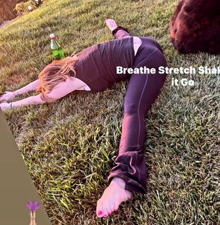 Tara Strong feet photo thumbnail