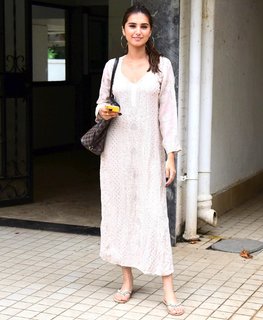 Tara Sutaria feet photo thumbnail
