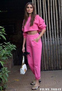 Tara Sutaria feet photo thumbnail
