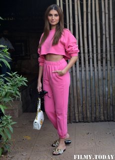 Tara Sutaria feet photo thumbnail