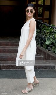 Tara Sutaria feet photo thumbnail