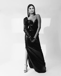 Tara Sutaria feet photo thumbnail