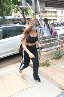 Tara Sutaria feet photo thumbnail