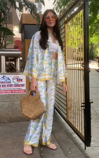 Tara Sutaria feet photo thumbnail
