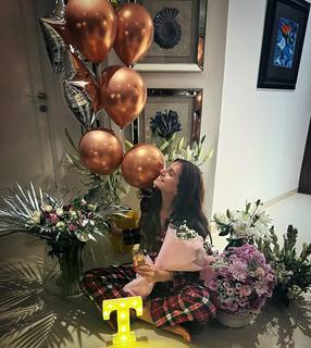 Tara Sutaria feet photo thumbnail