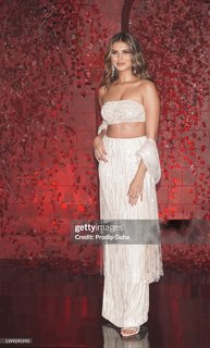 Tara Sutaria feet photo thumbnail