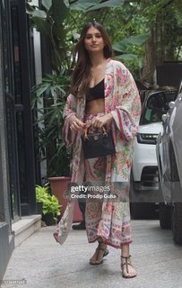 Tara Sutaria feet photo thumbnail