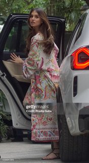 Tara Sutaria feet photo thumbnail