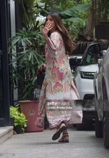 Tara Sutaria feet photo thumbnail