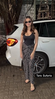Tara Sutaria feet photo thumbnail
