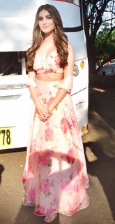 Tara Sutaria feet photo thumbnail