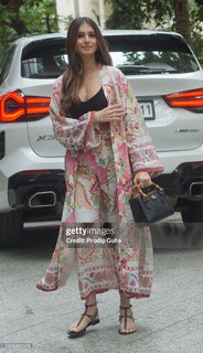 Tara Sutaria feet photo thumbnail