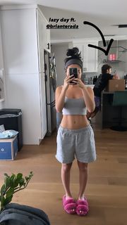Tara Yummy feet photo thumbnail