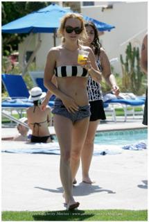 Taryn Manning feet photo thumbnail