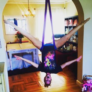 Taryn Southern feet photo thumbnail