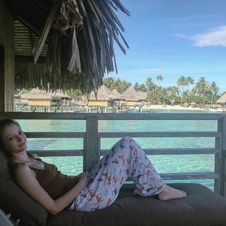 Taryn Southern feet photo thumbnail