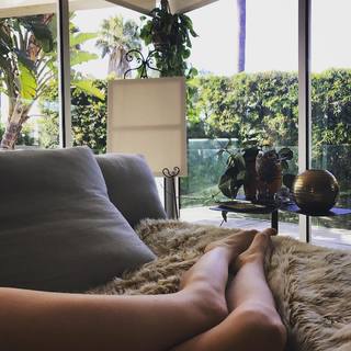 Taryn Southern feet photo thumbnail