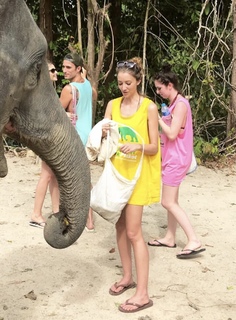 Taryn Southern feet photo thumbnail