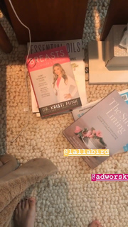 Taryn Southern feet photo thumbnail