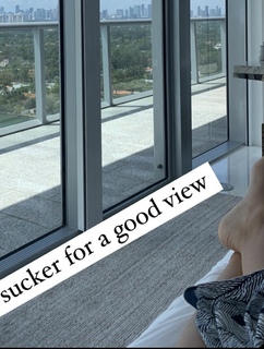 Taryn Southern feet photo thumbnail