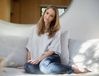 Taryn Southern feet photo thumbnail