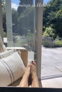 Taryn Southern feet photo thumbnail