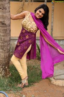 Tashu Kaushik feet photo 11
