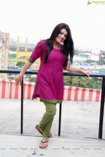 Tashu Kaushik feet photo 3