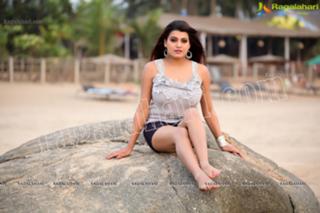 Tashu Kaushik feet photo 4
