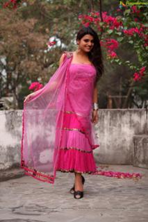Tashu Kaushik feet photo 18