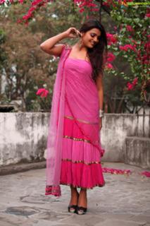 Tashu Kaushik feet photo 12
