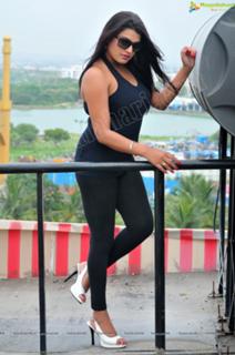Tashu Kaushik feet photo 9