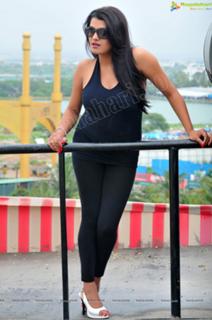 Tashu Kaushik feet photo 3