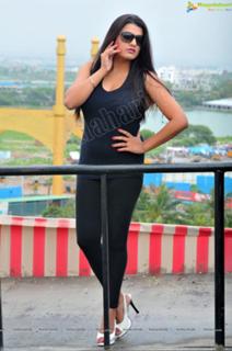 Tashu Kaushik feet photo 20