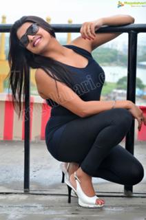 Tashu Kaushik feet photo 15
