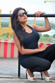 Tashu Kaushik feet photo 14
