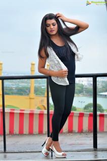 Tashu Kaushik feet photo 3