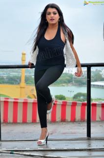 Tashu Kaushik feet photo 18